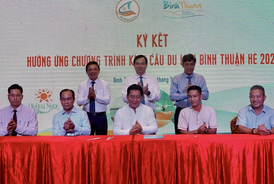 Tổng cục trưởng Tổng cục Du lịch Nguyễn Trùng Khánh và lãnh đạo Bình Thuận chứng kiến các doanh nghiệp trên địa bàn ký cam kết và thống nhất triển khai đồng loạt hưởng ứng chương trình kích cầu du lịch Bình Thuận hè 2022